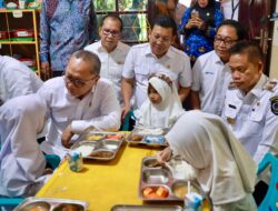 Didampingi Danny Pomanto Tinjau Program MBG di PAUD Terpadu Asoka Kota Makassar, Menko Zulkifli Hasan Harap Tingkatkan IQ Anak Bangsa