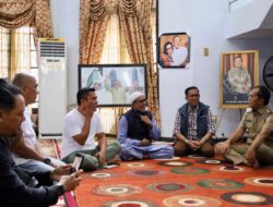 Datangi Rumah Duka Almarhum Alwi Hamu, Danny Beri Dukungan Moril dan Kenang Kebersamaannya.