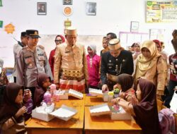 Didampingi PJ Ketua TP PKK Sulsel pantau Uji Coba Program PKG dan MBG di Palopo, PJ Gubernur: Pemprov Siapkan Rp78 miliar.
