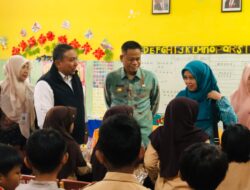 Didampingi Pj Ketua PKK Sulsel, Prof Fadjry Djufry Bagikan Telur dan Susu Gratis di Kota Makassar.