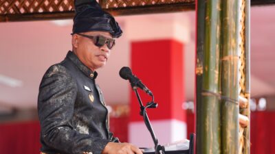 Hari Jadi Bulukumba Ke-65, Pj Gubernur Prof Fadjry Djufry Kenakan Pakaian Adat Kajang dan Tenun Sarung Bira
