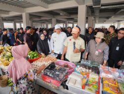 Pj Gubernur Sulsel didampingi PLT Kadis TPH Bun Cek Harga dan Tinjau Pasar Sentral Bulukumba.