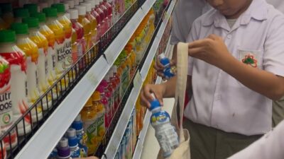 Experimental learning in a day, SD Islam Athirah 2 belajar langsung ke Supermarket