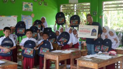 Telkomsel Salurkan Bantuan Tas Sekolah Hasil Penukaran 1 Juta Telkomsel Poin dan uCoin by.U.