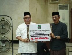 Tarwih Perdana Bersama Warga Takalar, Pemkab Takalar Beri Kejutan Hibah Rp100 Juta untuk Masjid Agung.