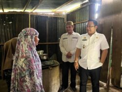 Wabup Darmawangsyah Kunjungi Warga Miskin Ekstrem, Berikan Bantuan dan Peralatan Masak