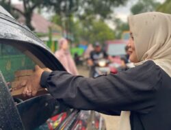 Ketua TP PKK Kabupaten Takalar bersama Ibu Wakil Bupati Berbagi Takjil Gratis Kepada Masyarakat Pengguna Jalan 