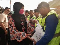Berkah Ramadan, Wagub Sulsel bersama Ketua DPRD Makassar Bagikan Ratusan Sembako untuk Pekerja di TPA Tamangapa