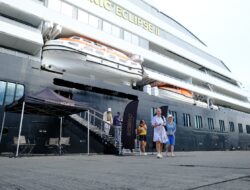 Bawa 177 Wisatawan, Kapal Pesiar Mewah Scenic Eclipse II Sandar di Pelabuhan Makassar