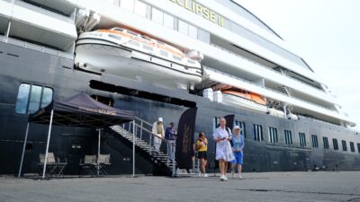 Bawa 177 Wisatawan, Kapal Pesiar Mewah Scenic Eclipse II Sandar di Pelabuhan Makassar