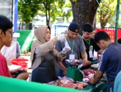 Peduli Masyarakat Sekitar, Pelindo Regional 4 Bagikan Daging Hewan Qurban