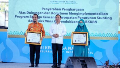 Gubernur dan Ketua TP PKK Sulsel Terima Penghargaan dan Dikukuhkan sebagai Ayah Bunda GenRe