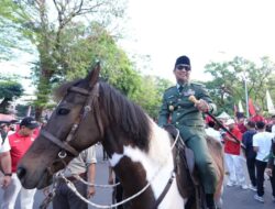 Gubernur Andi Sudirman Kenakan Kostum Bung Karno, Pimpin Jalan Sehat dan Kirab Kemerdekaan