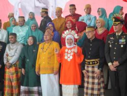 Munafri Berbusana Adat Toraja, Aliyah Tampil Anggun dengan Adat Bugis di Upacara Penurunan Bendera