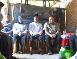 Kadis Sosial Kota Makassar Dampingi Mensos Berikan Santunan Korban Unjuk Rasa Anarkis