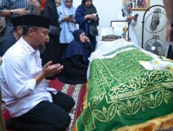 Andi Sudirman Melayat Prof Paturungi Parawansa, Mertua Gubernur Jatim Khofifah