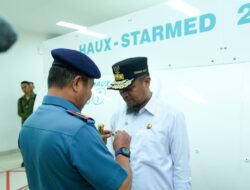 Gubernur Sulsel Terima Brevet Kehormatan Hiperbarik dari TNI AL