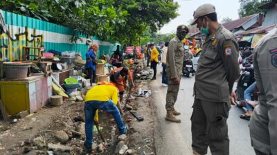 Satpol PP bersama Tim Gabungan Lakukan Penertiban di Pasar Tumpah Jln Dr. Leimena, Kelurahan Tello