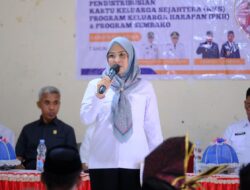 Pastikan Tepat Sasaran, Bupati Talenrang Turun Langsung Distribusikan KKS PKH dan BPNT di Biringbulu