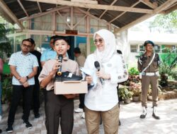 Bupati Gowa Bagikan Seragam Gratis untuk Siswa SD dan SMP di Malino