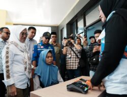 Bupati Gowa Distribusikan KKS PKH dan Bansos ke Warga di Tinggimoncong 