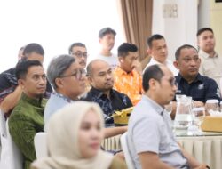 Usai Upacara HUT Kota ke-418, Wali Kota Makassar Didampingi Kasatpol dan Kepala SKPD Syukuran Santai Potong Tumpeng di Rujab