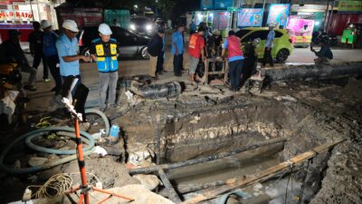 PDAM Makassar Kebut Koneksi Pipa Pongtiku, Plt Dirut Hamzah Ahmad Tinjau Pengerjaan hingga Larut Malam