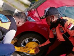Tindak Tegas Parkir Liar, Dishub Makassar Gembok Kendaraan Yang Melanggar 