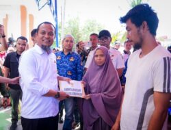 Gubernur Sulsel Andi Sudirman Sulaiman Serahkan Bantuan Korban Puting Beliung di Jampue Pinrang