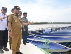 Tingkatkan Produktivitas Perikanan, Gubernur Sulsel Serahkan 20 Unit Kapal 5 GT untuk Nelayan