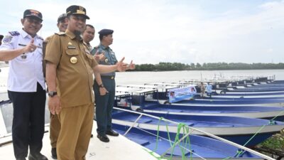 Tingkatkan Produktivitas Perikanan, Gubernur Sulsel Serahkan 20 Unit Kapal 5 GT untuk Nelayan