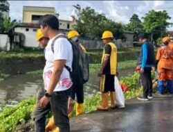 Kolaborasi Pelindo 4 dan DLH Kota Makassar Bersihkan Kanal Perumnas di Jalan Hertasning,