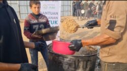 Wahdah Inspirasi Zakat dan KITA Palestina Salurkan Makanan Sop Daging untuk Warga Gaza