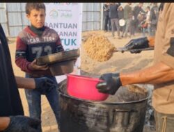 Wahdah Inspirasi Zakat dan KITA Palestina Salurkan Makanan Sop Daging untuk Warga Gaza