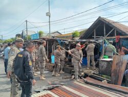 Satpol PP Makassar Bongkar 20 Lapak Yang Berdiri Diatas Pedestrian dan Bahu Jalan di Sepanjang Perintis Kemerdekaan
