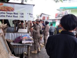 Satpol PP Panakkukang Bersama Kelurahan Pampang Tertibkan PKL Liar di Sekitar UMI