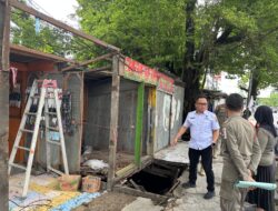 Puluhan Tahun Berdiri Diatas Trotoar, Pemkot Tertibkan 19 Lapak PKL di Jalan Sultan Alauddin