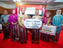 Gubernur Sulsel Serahkan Bantuan Rp15 Miliar di Peringatan 682 Tahun Sidrap