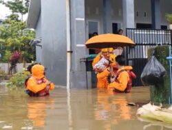 Makassar Siaga Banjir, TRC Evakuasi Warga dan Satgas PU Bersihkan Drainase