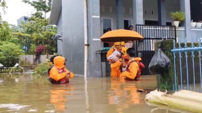 Makassar Siaga Banjir, TRC Evakuasi Warga dan Satgas PU Bersihkan Drainase