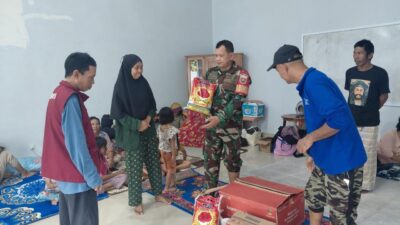 Camat Biringkanaya Serahkan Bantuan Sembako Ke korban Banjir di Biringkanaya