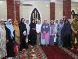 Perkuat Ukhuwah di Bulan Suci, Aliyah Mustika Ilham Shalat Tarawih Bersama Warga di Masjid Miftahul Falah