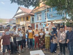 Gubernur Sulsel Salurkan Bantuan bagi 9 Rumah Korban Angin Puting Beliung di Takalar