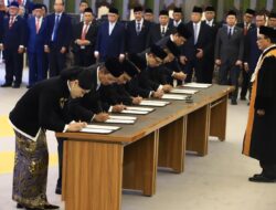 7 Anggota Dewan Komisioner OJK Ucapkan Sumpah Jabatan