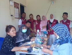 Warga RW 06 Kelurahan Bakung Antusias Ikuti Pemeriksaan Gula Darah Bersama Tim Puskesmas Sudiang