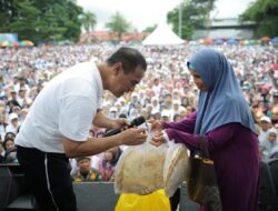 Sentuhan Nyata untuk Rakyat Kecil: Mentan Amran Bantu Modal Rp20 Juta untuk Pedagang Kerupuk di Bone