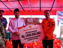 Gubernur Andi Sudirman Turun Langsung ke Lokasi Banjir Bone, Serahkan Bantuan Recovery Rp1 Miliar