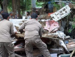 Kembalikan Fungsi Saluran Air dan Trotoar, Satpol PP Makassar Bongkar Lapak di Kecamatan Mariso