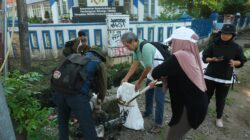 Respons Cepat Keluhan Masyarakat, DLH Bersihkan Saluran dan Angkut Sampah di Bawah Tol Layang Dekat UNM