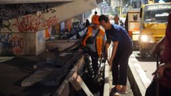 Jaga Estetika Kota, Pemkot Makassar Bersihkan Sampah dan Drainase di Bawah Tol Pettarani